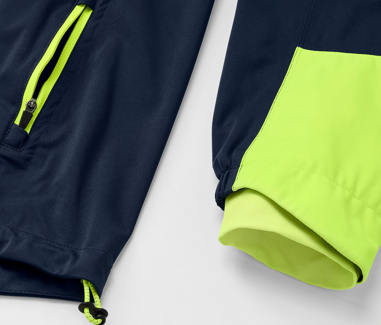 Egy Rad-Regenjacke részletfotója, tengerészkék kabát neon sárga cipzárral és mandzsetta részletekkel.