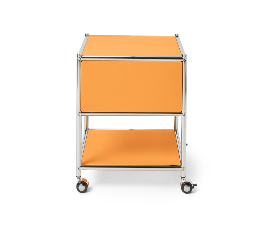 Narancssárga »CN3« fiókos fém kisasztal fehér háttér előtt.