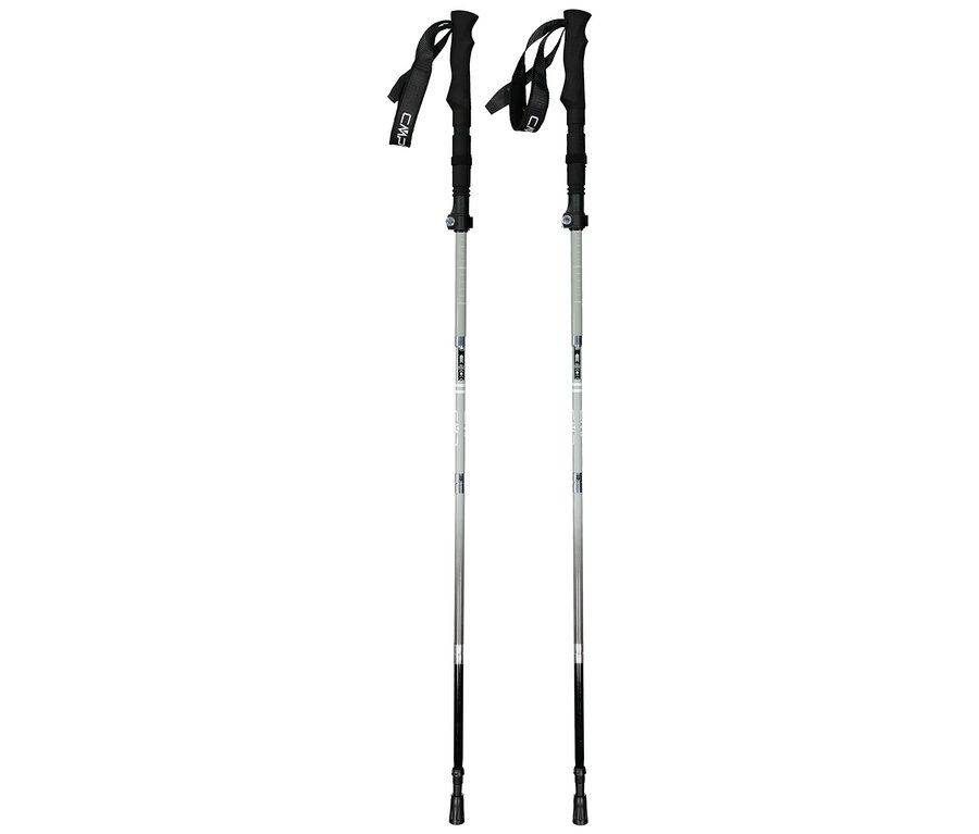 Két ezüst színű túrabot fekete fogantyúval és csuklópánttal fehér háttér előtt áll.