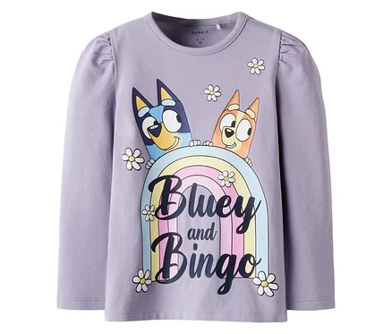 A lila NAME IT »BLUEY« hosszú ujjú póló Bluey-t és Bingót ábrázolja egy szivárvány felett százszorszépekkel.