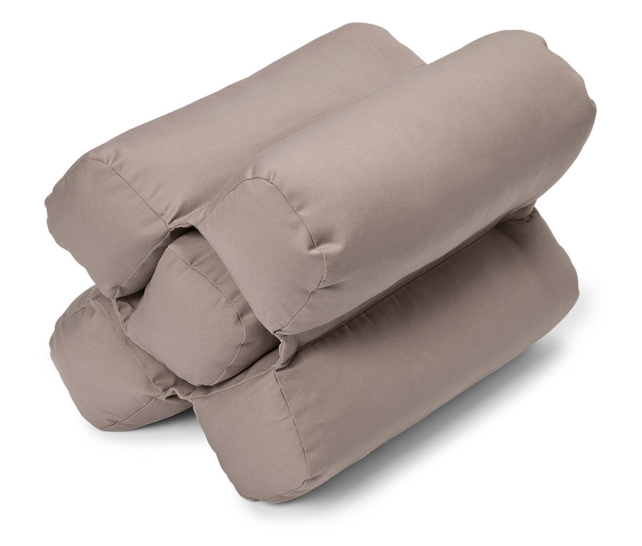 Négy henger alakú, taupe színű párna halma.