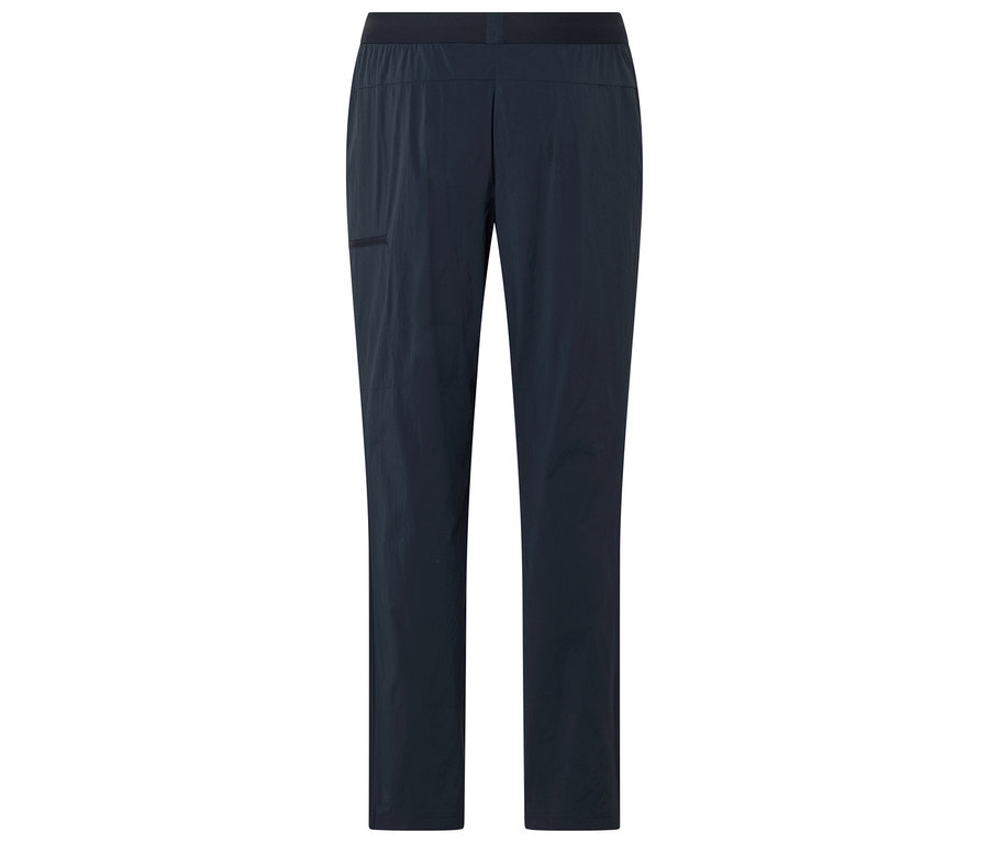 Sötétkék nadrág látható fehér háttér előtt.