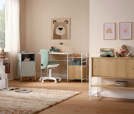 Egy menta színű Topstar Sitness »Home S'cool« szék áll egy íróasztal előtt. A padlón egy bézs »Himalaya« szőnyeg van.