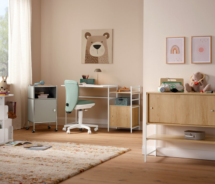 Egy menta színű Topstar Sitness »Home S'cool« szék áll egy íróasztal előtt. A padlón egy bézs »Himalaya« szőnyeg van.