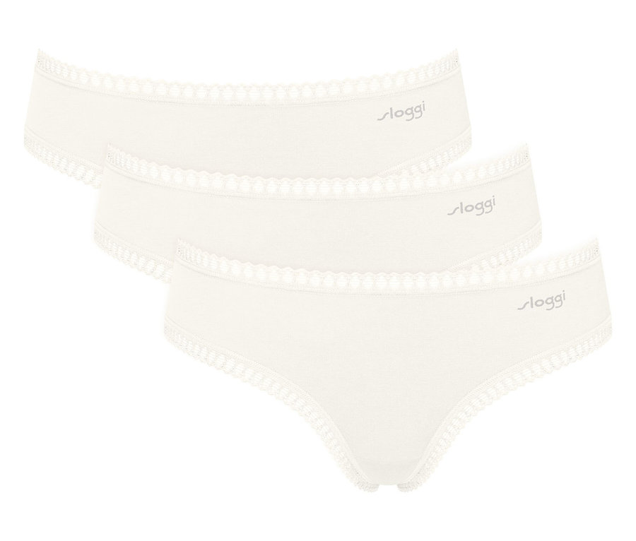Három fehér Sloggi alsó csipkés szegéllyel egymáson.