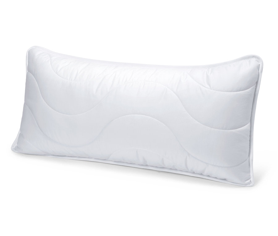 Fehér, kifőzhető párna, kb. 80 x 40, fekszik fehér háttéren.