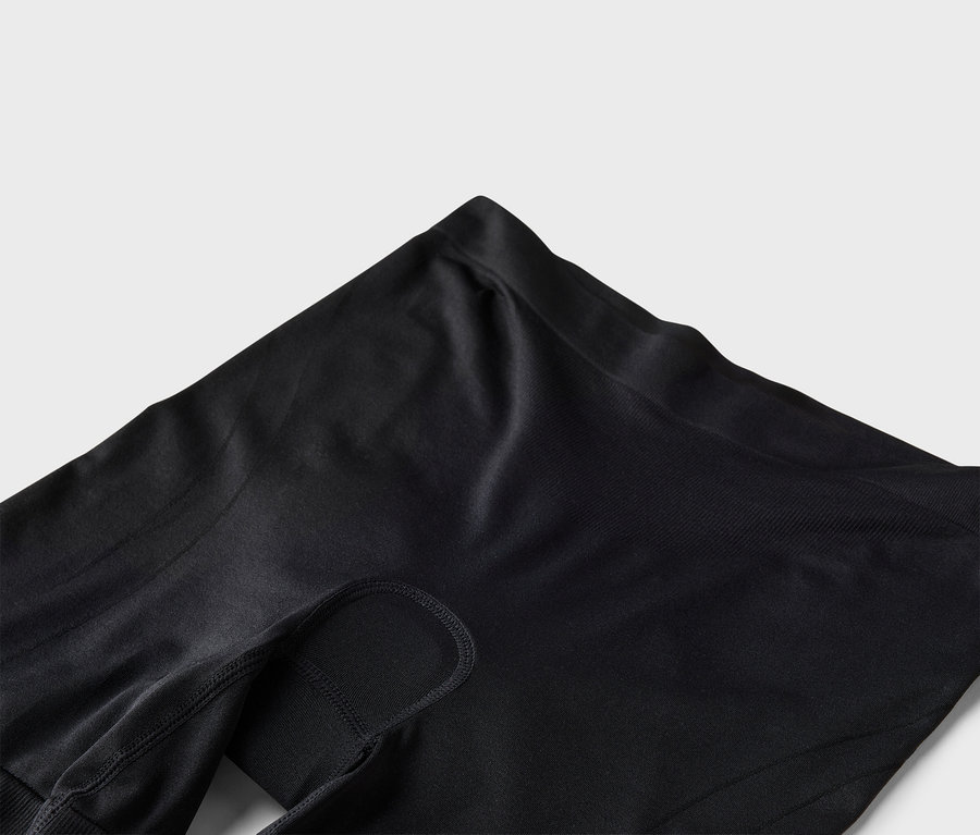 Egy fekete leggings közeli képe.