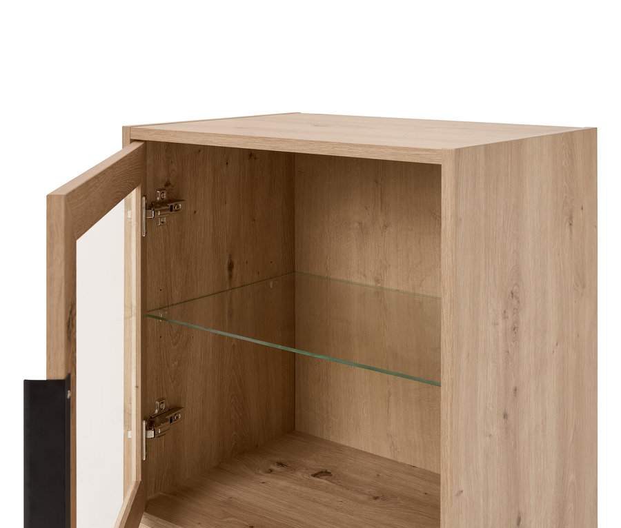 Egy világosbarna fa szekrény részletes nézete részben nyitott üvegajtóval és egy üvegpolccal.