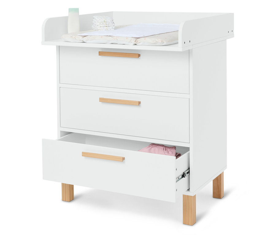 Fehér pelenkázó komód három fiókkal, pelenkákkal, krémmel és pelenkázó alátéttel.