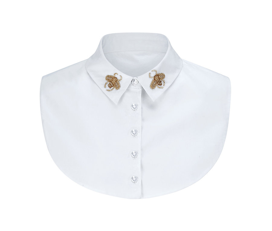 Fehér, gombokkal és méhecske alakú díszekkel ellátott hamis gallér a gallérvégeken.