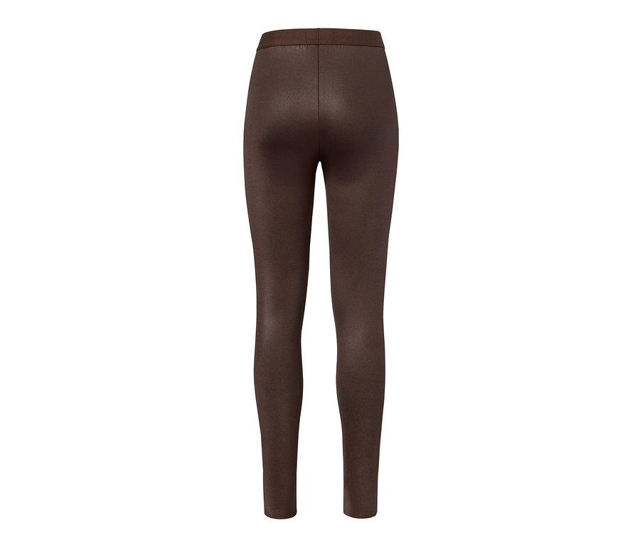 Barna, bőrhatású női leggings hátulnézetből.