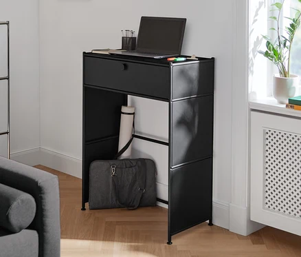 Fekete fém konzolasztal »CN3« fiókkal, tetején laptop és pohár.