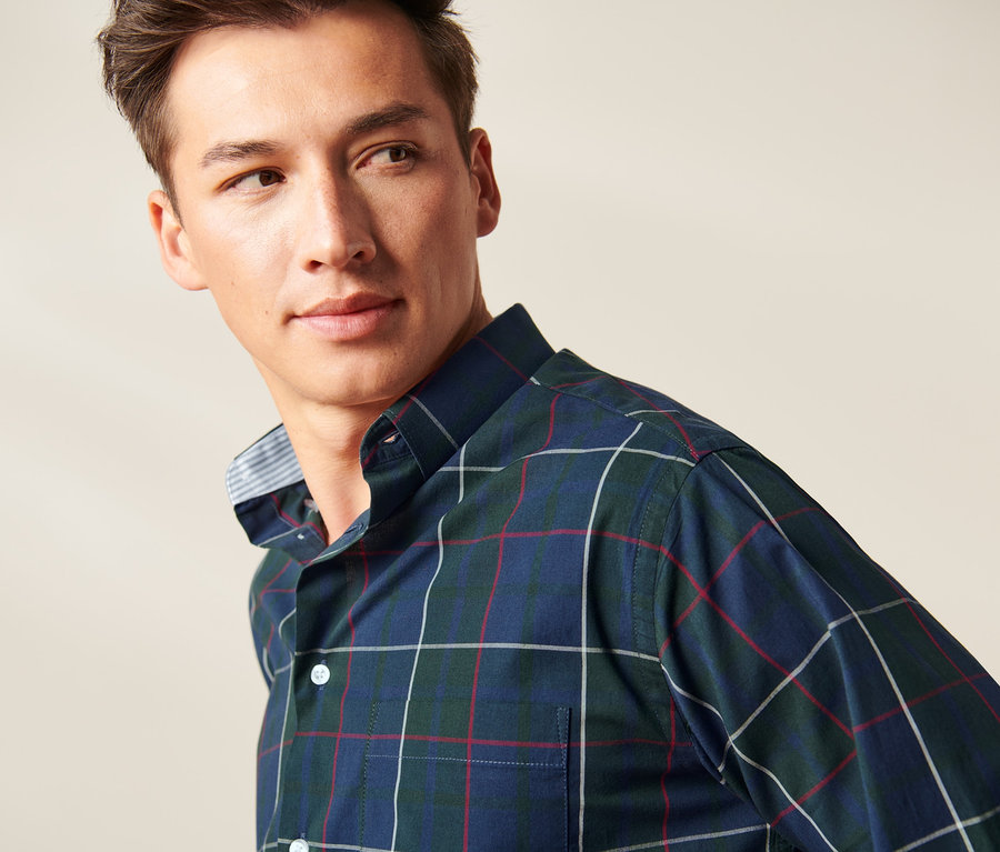 Férfi kockás inget visel.