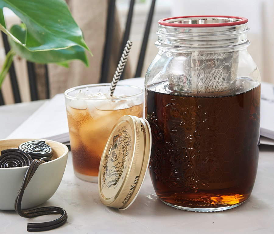 Hidegen főzött kávé egy pohárban és Cold Brew készítő »BrewJar«.