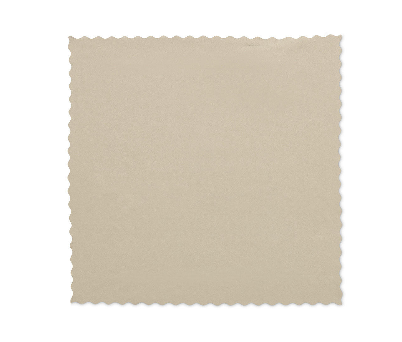 Bézs színű, hullámos szélű kültéri törölköző.