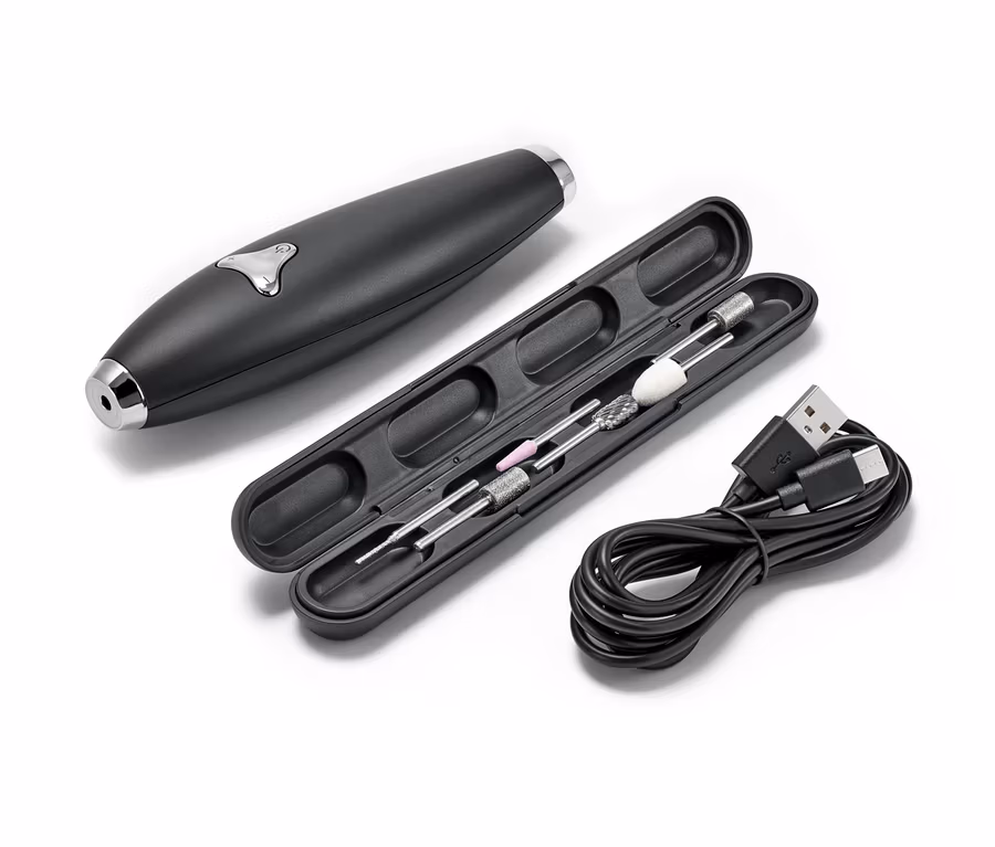 Fekete manikűr- és pedikűrkészülék tartozékokkal nyitott tokban és USB-kábellel.