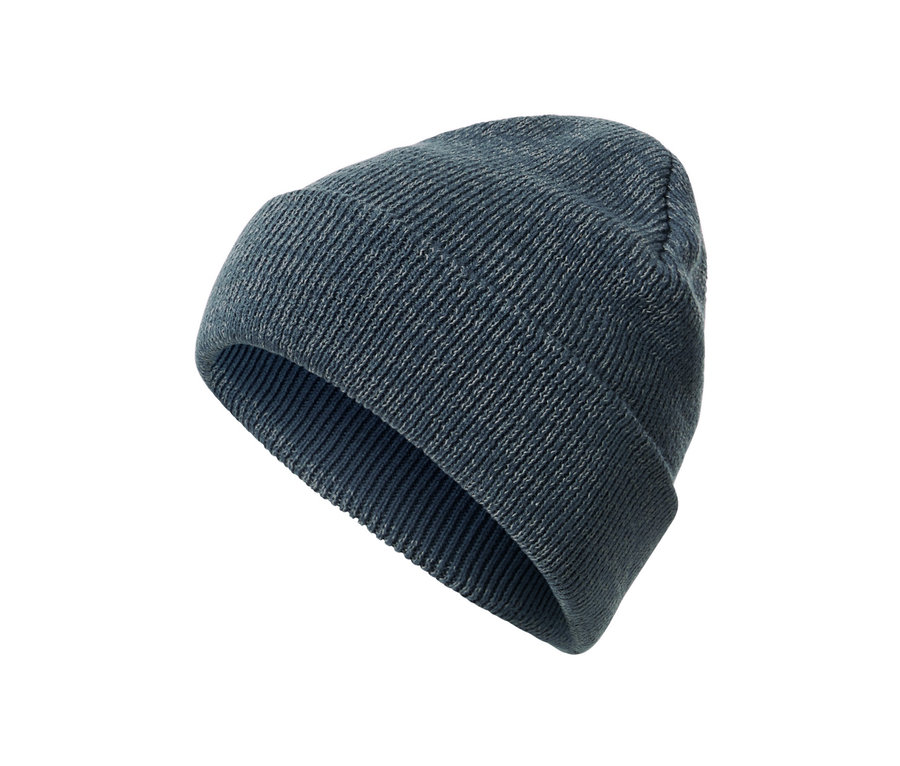 Kék kötött sapka.