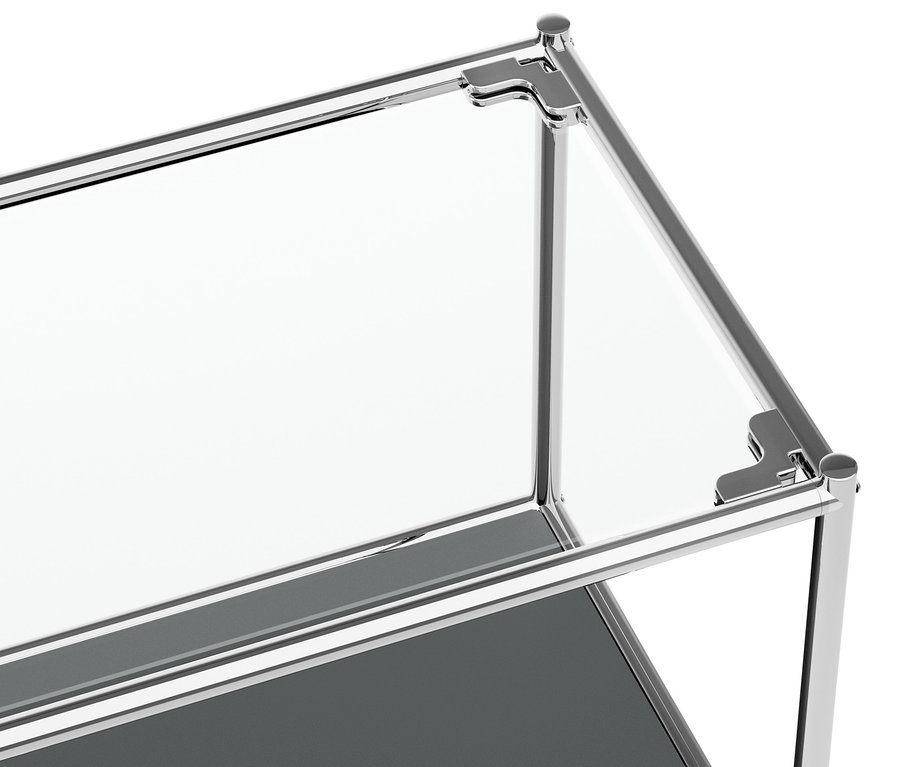 Egy szürke, fém »CN3« komód részlete 2 lenyíló ajtóval.