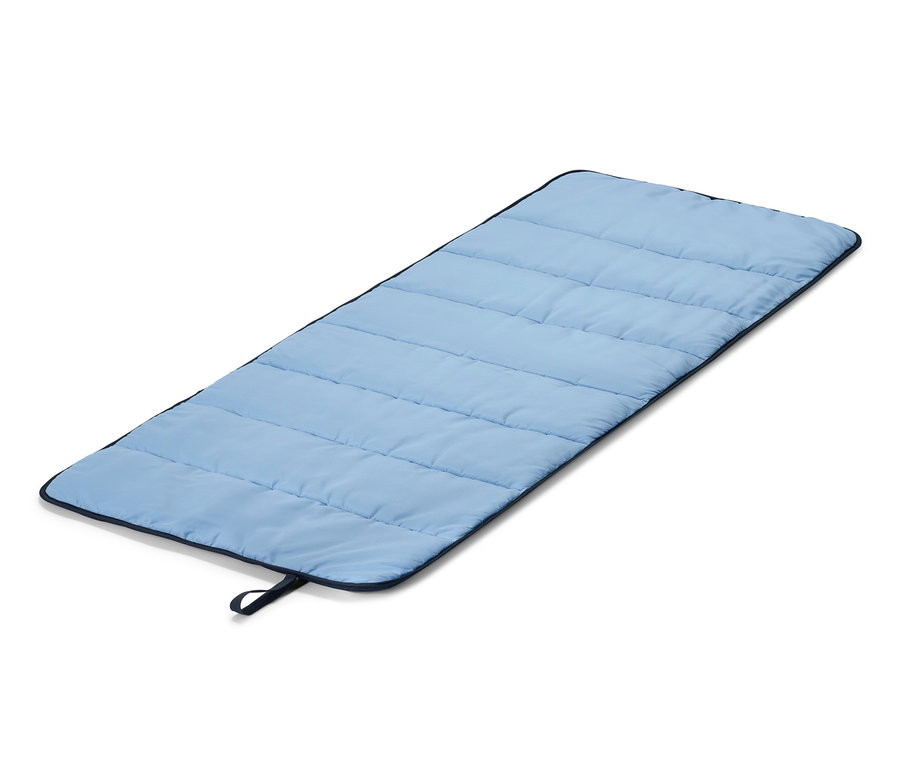 Egy kék strandmatrac, kb. 70 x 180 cm.