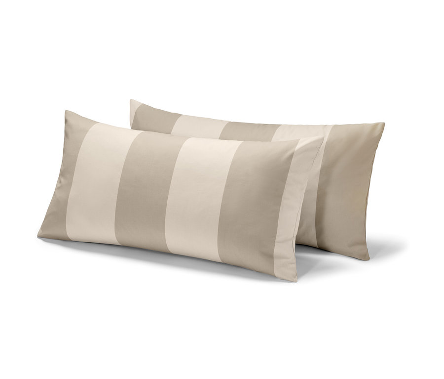 Két bézs színű, csíkos finom flanel párnahuzat.