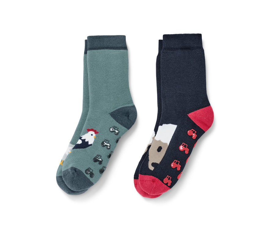 Két pár csúszásgátlós zokni, farm mintával. Egy zöld, kakasos és traktoros, a másik sötétkék, lovas és traktoros.