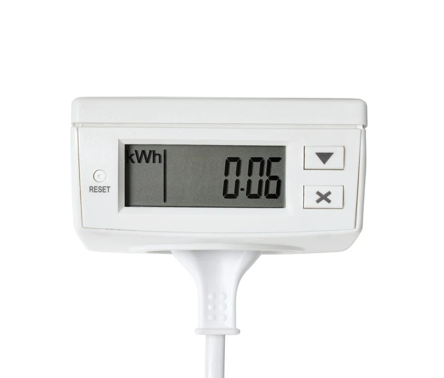 Egy energiafogyasztás-mérő közeli képe, amely 0,06 kWh-t mutat.
