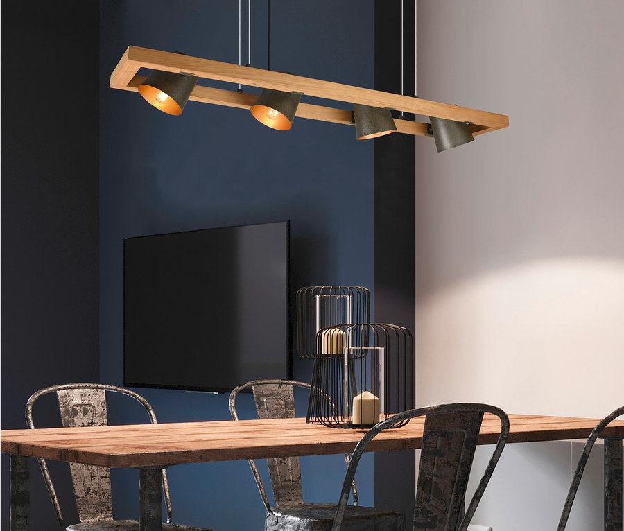 Asztali elrendezés négy székkel a négylángú Trio Bell függőlámpa alatt.