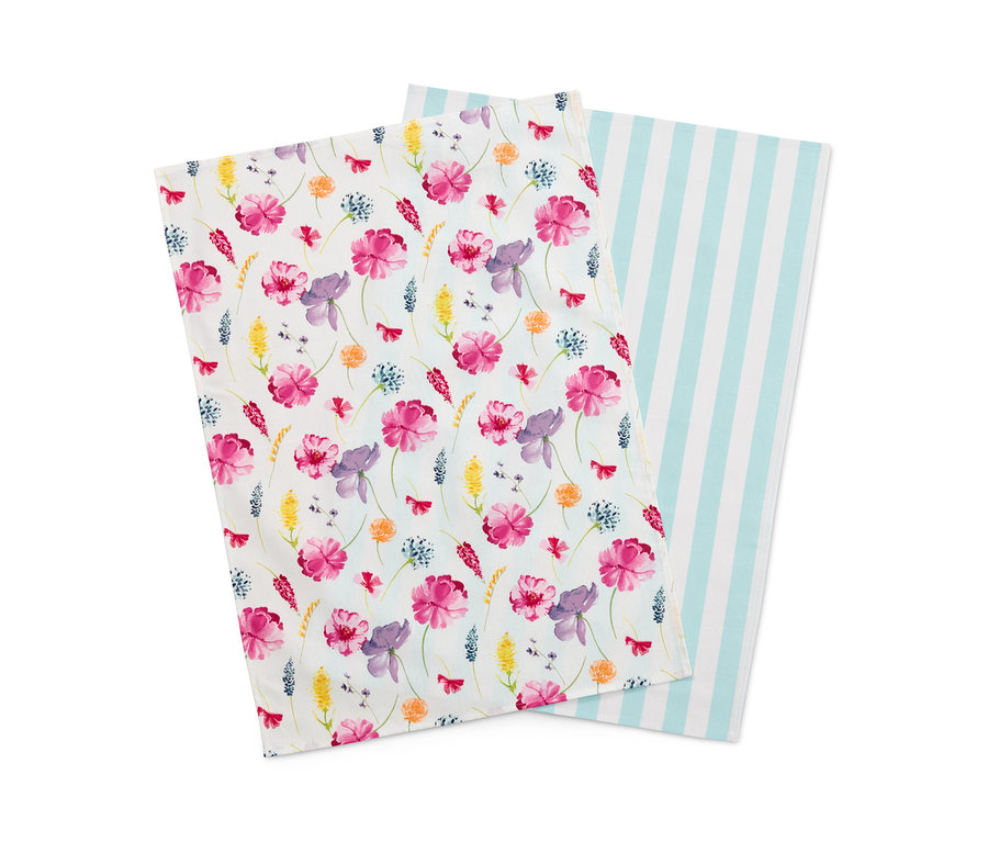 Két konyharuha: egy virágos mintával, egy kék csíkokkal.