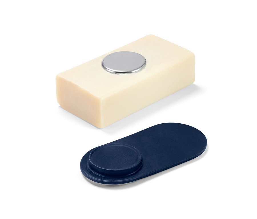 Mágneses fali szappantartó szappannal. A szappan téglalap alakú és ezüst színű mágneses.