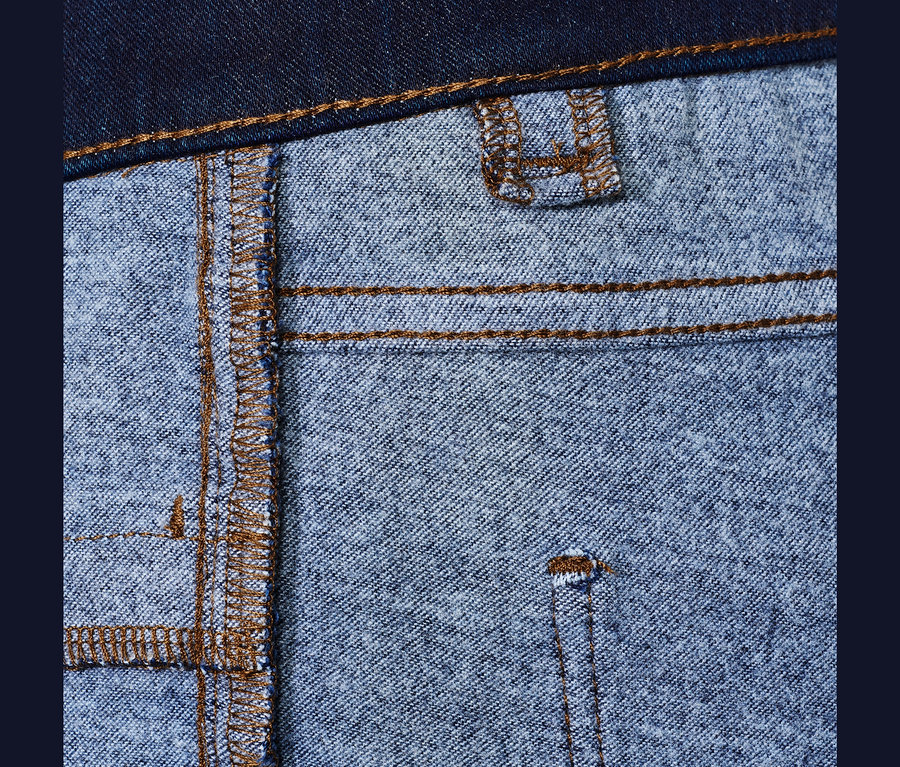 Női farmerhatású termotreggings részlete.