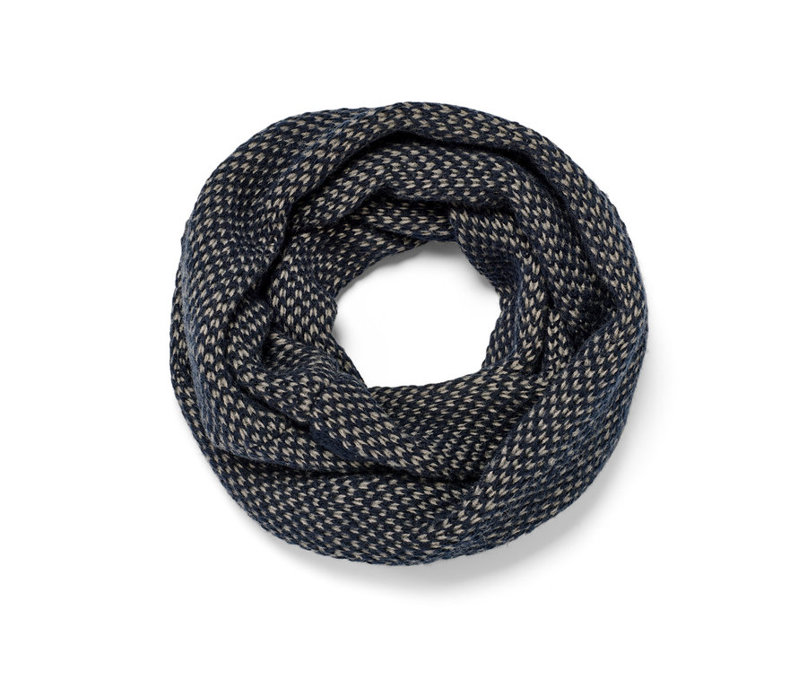 Kötött csősál részlete sötétkék és bézs színben.