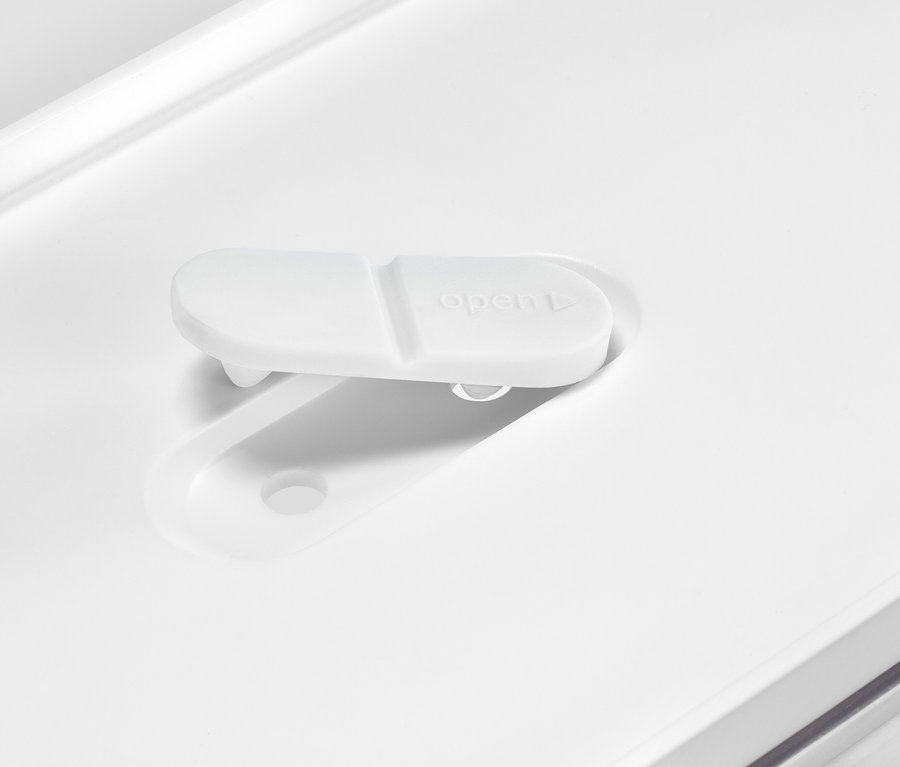 Egy fehér frissentartó doboz részlete, rajta az "open" felirattal.