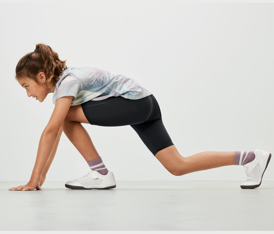 Sport pozícióban lévő lányon 2 lány sport rövidnadrág, fekete látható.