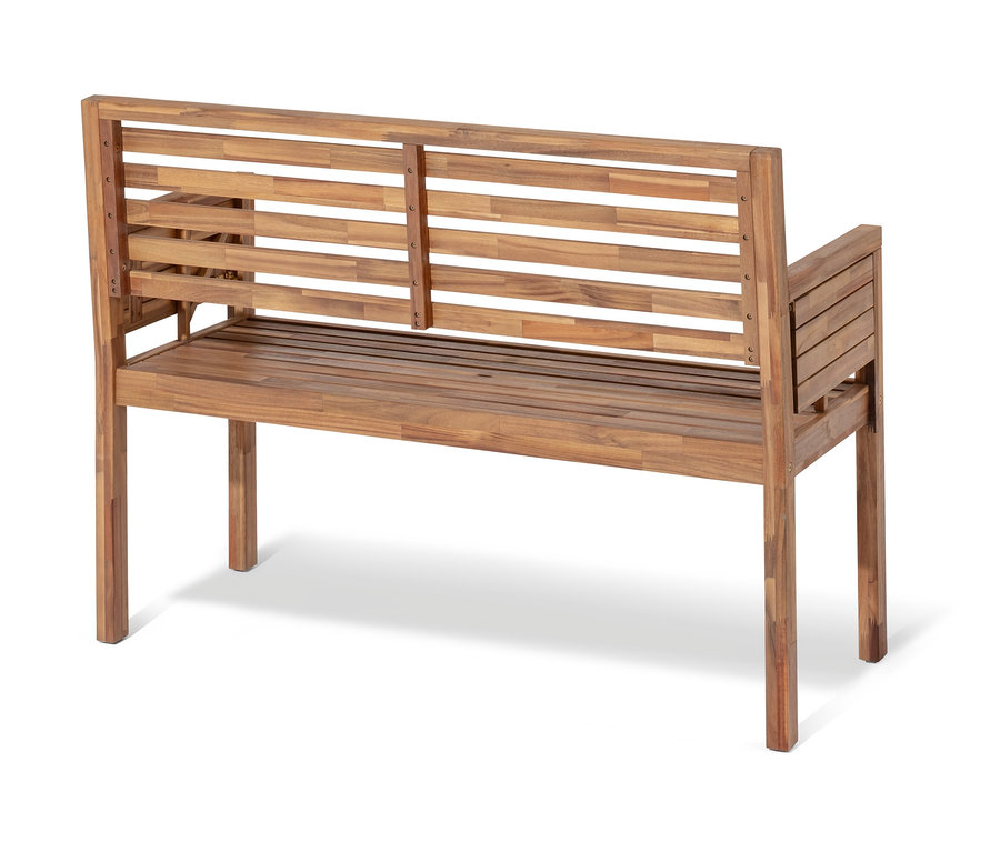 Közelkép a barna fából készült, kihajtható kartámlákkal ellátott »Lenja« kerti padról.