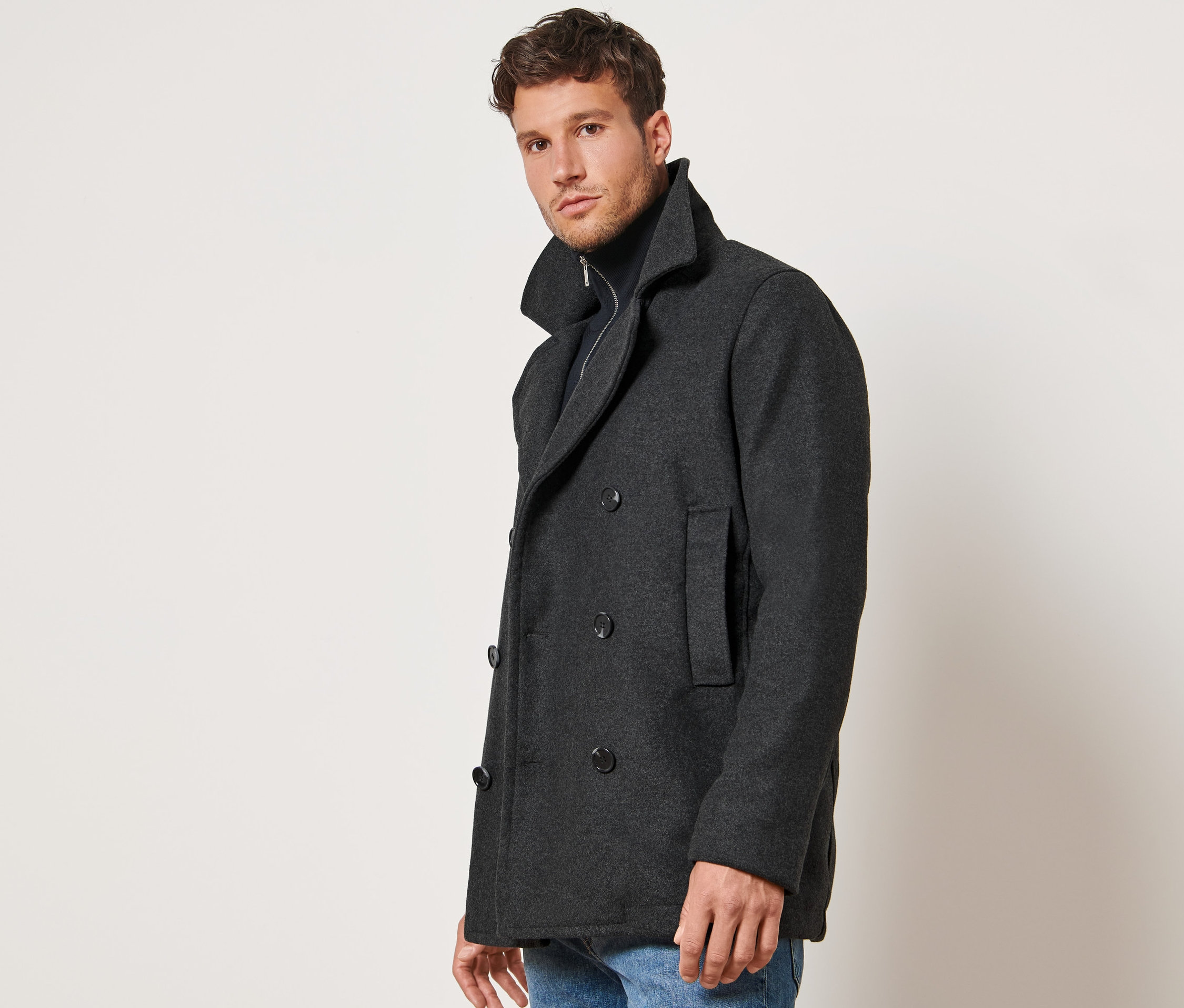 Férfi gyapjúszálas tengerészkabátban.