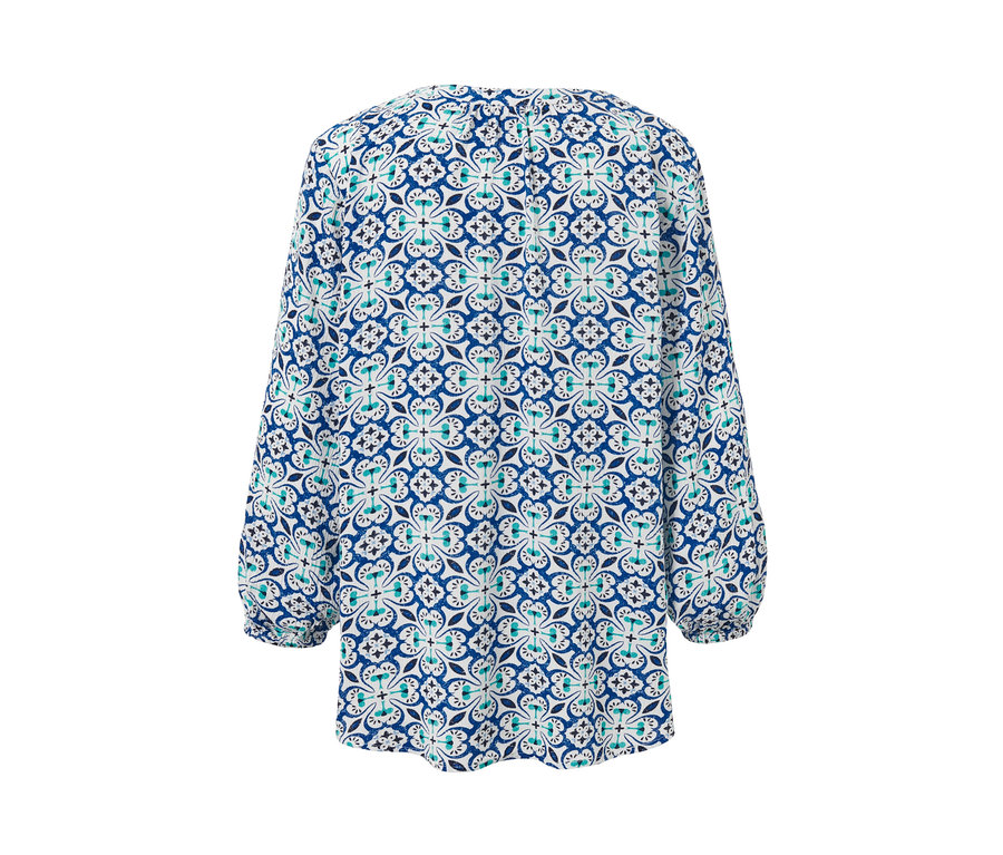 Hátulnézet egy nyomott mintás tunikablúzról.