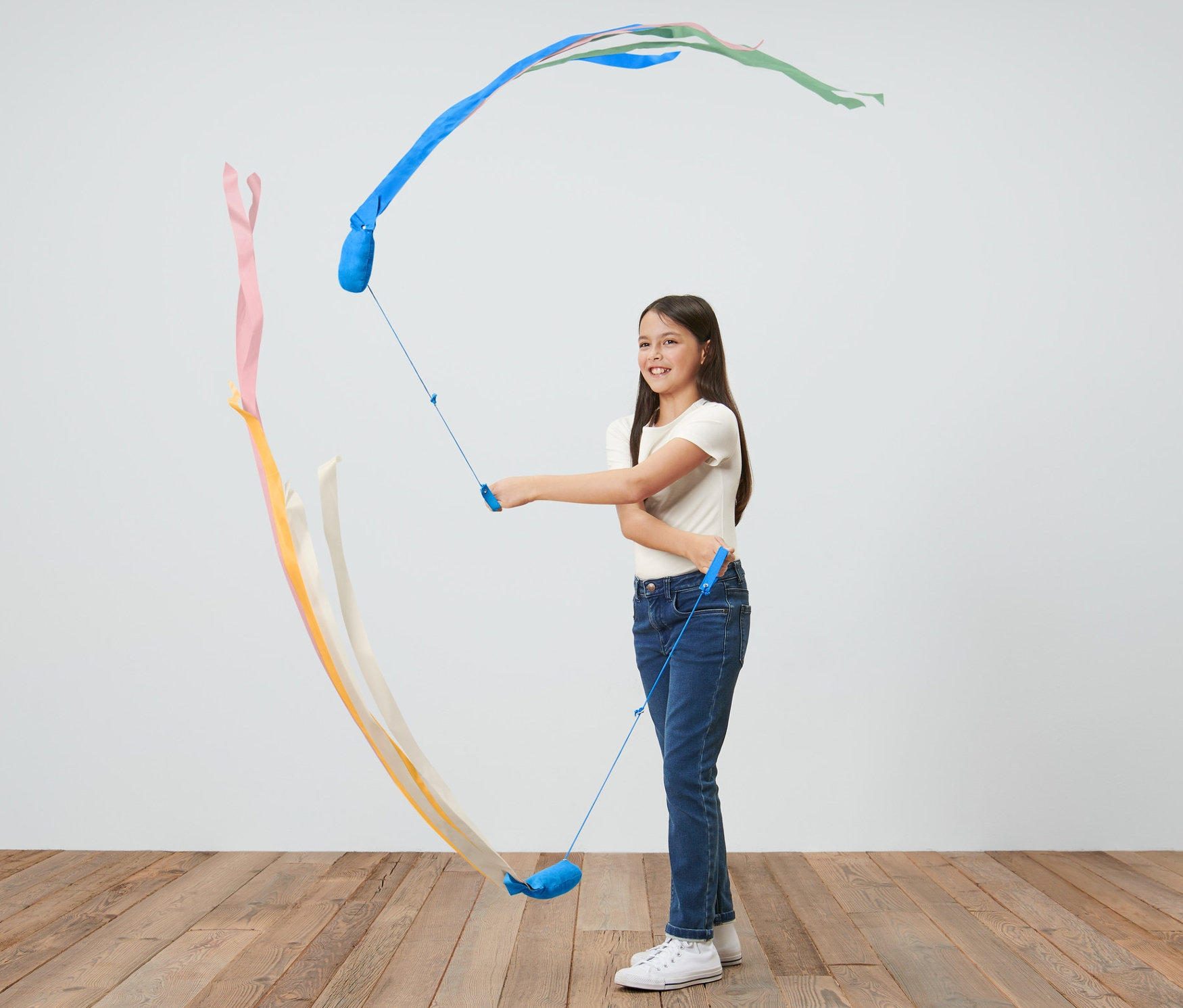 Lány 2 poi zsonglőrlabdát forgat.