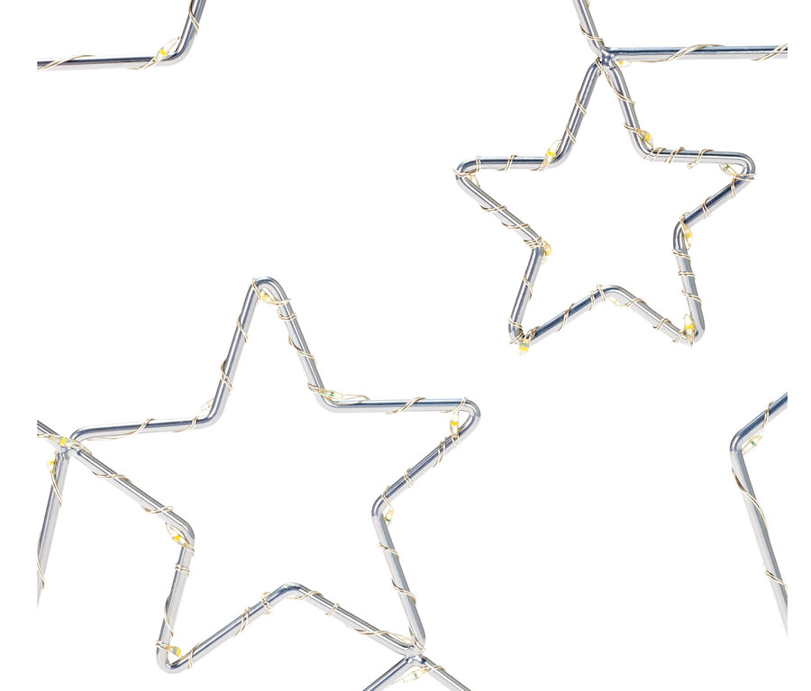 Négy kis LED-es fémcsillag felakasztva fehér háttér előtt.