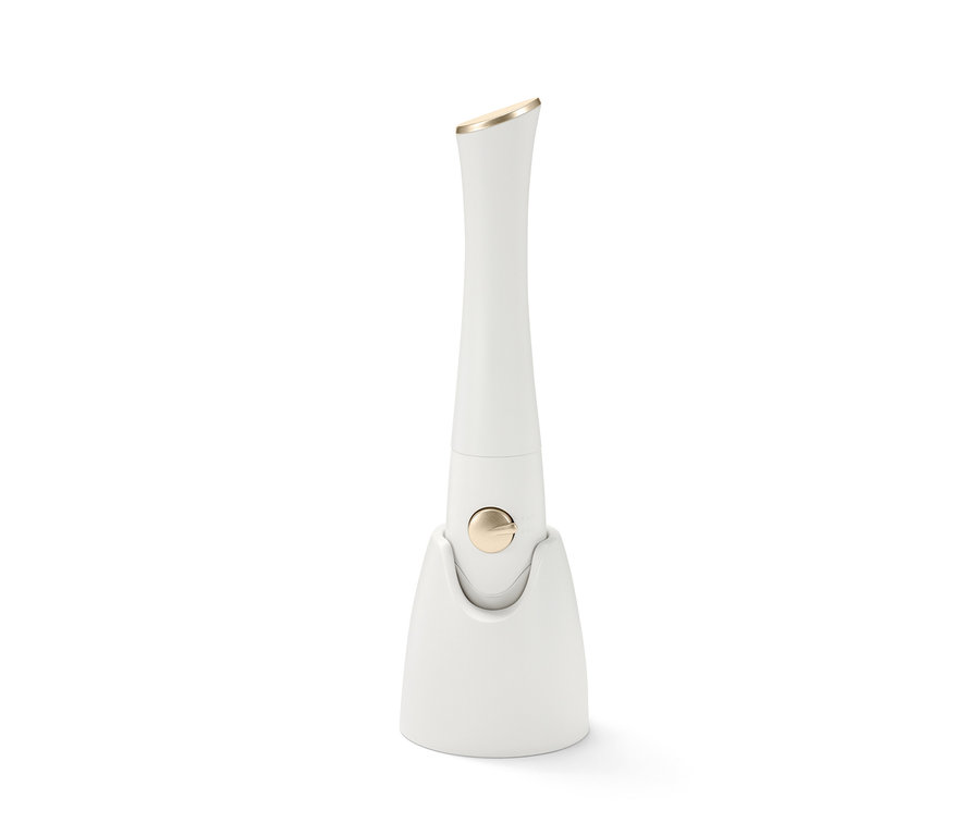 Egy fehér 5 az 1-ben manikűr- és pedikűrkészlet.