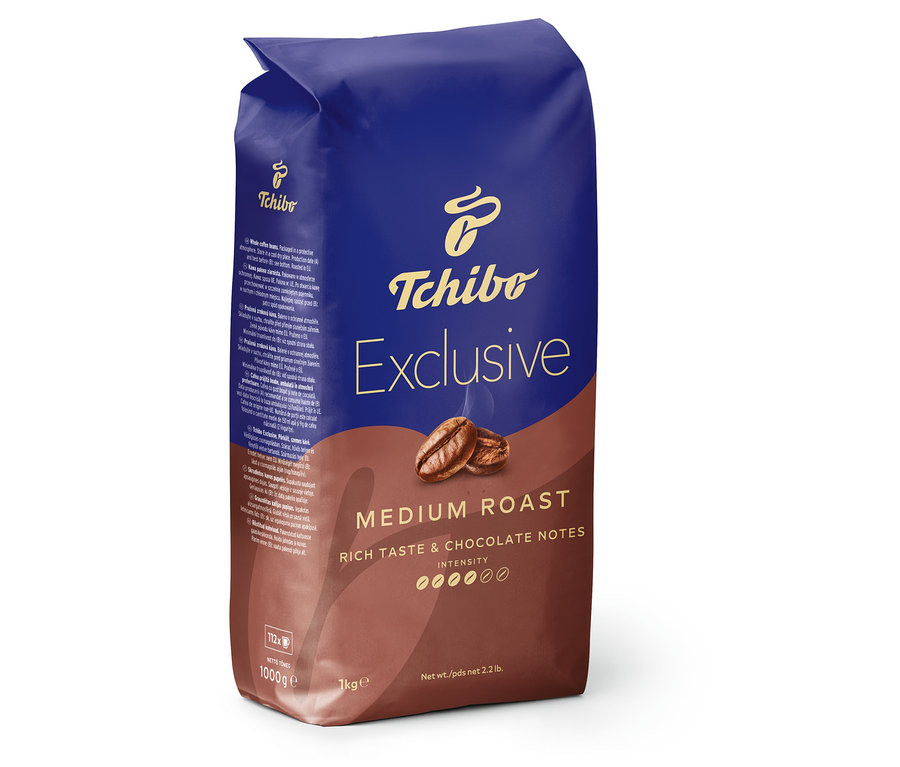 Egy csomag Tchibo Exclusive Medium Roast kávébab.