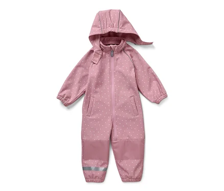 Rózsaszín, fehér pöttyös gyermek softshell kezeslábas fehér háttéren.