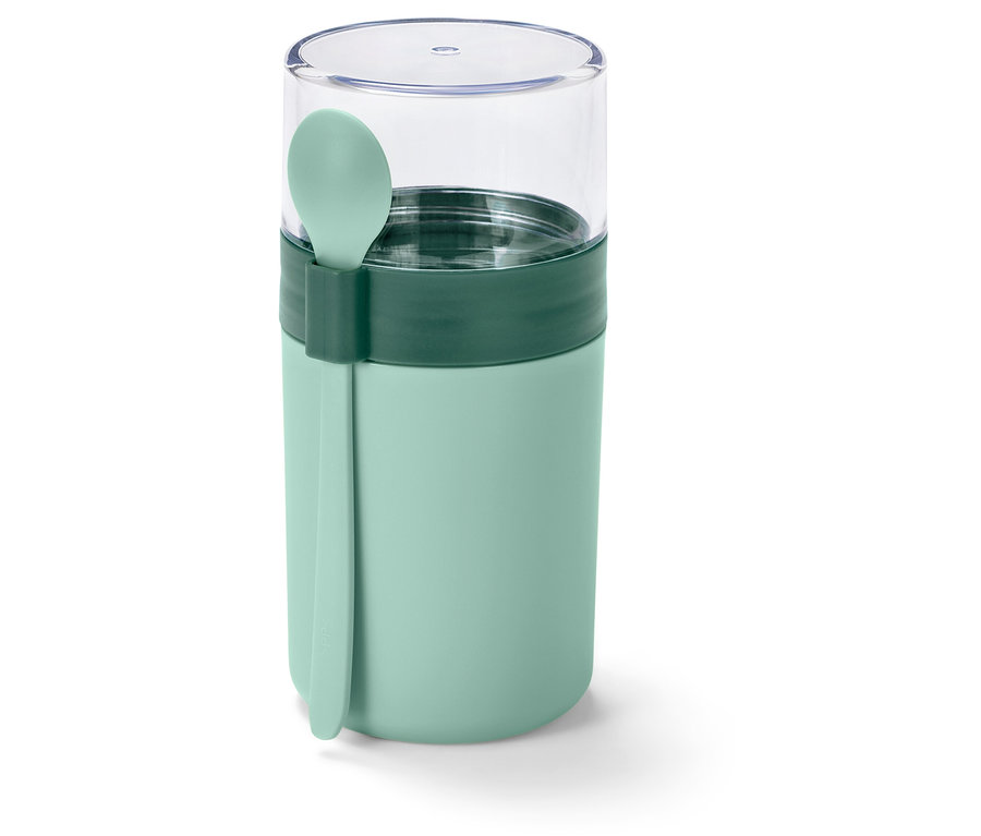 Zöld élelmiszertároló átlátszó fedéllel és az oldalára rögzített zöld kanállal.