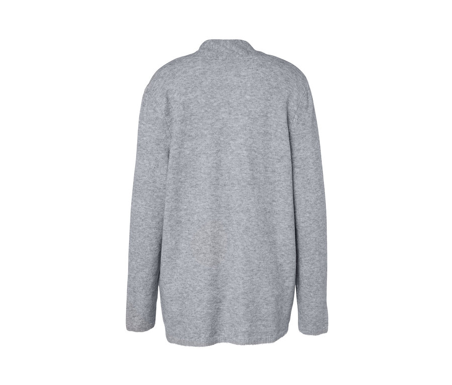 Egy szürke, nyitott kötött kardigán részlete.