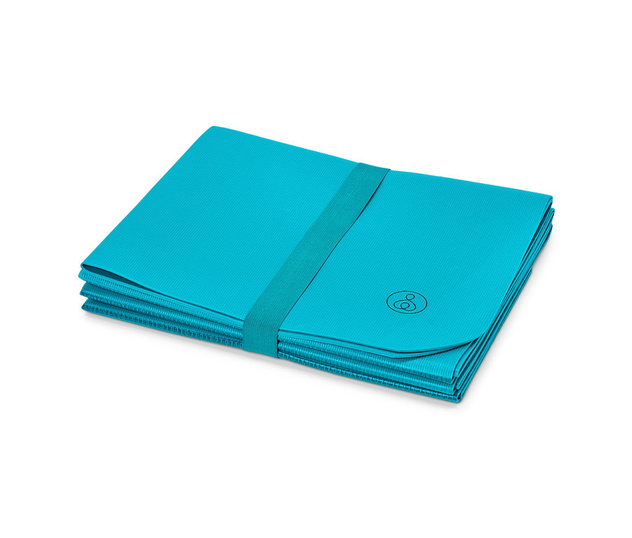 Az összehajtható úti matrac téglalap alakúra van hajtva és gumiszalaggal van rögzítve.