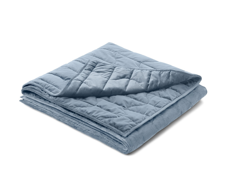Egy összehajtott, lazító hatású, 8 kg-os súlyozott takaró.