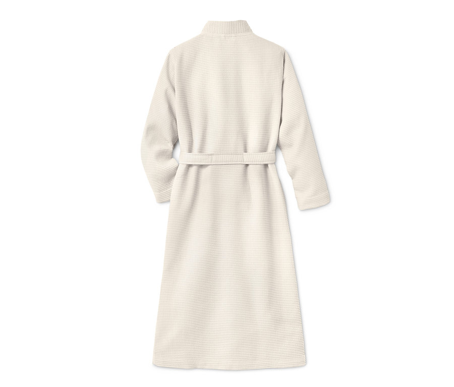 Hátulnézet egy női fürdőköpenyről.