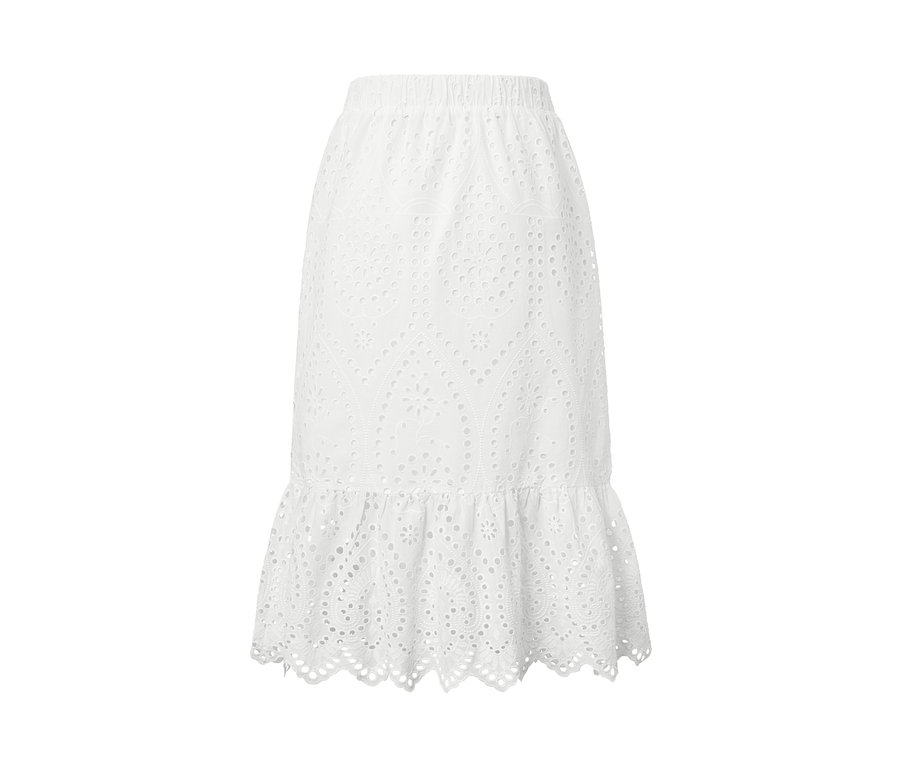 Egy fehér, hímzett szoknya részlete.