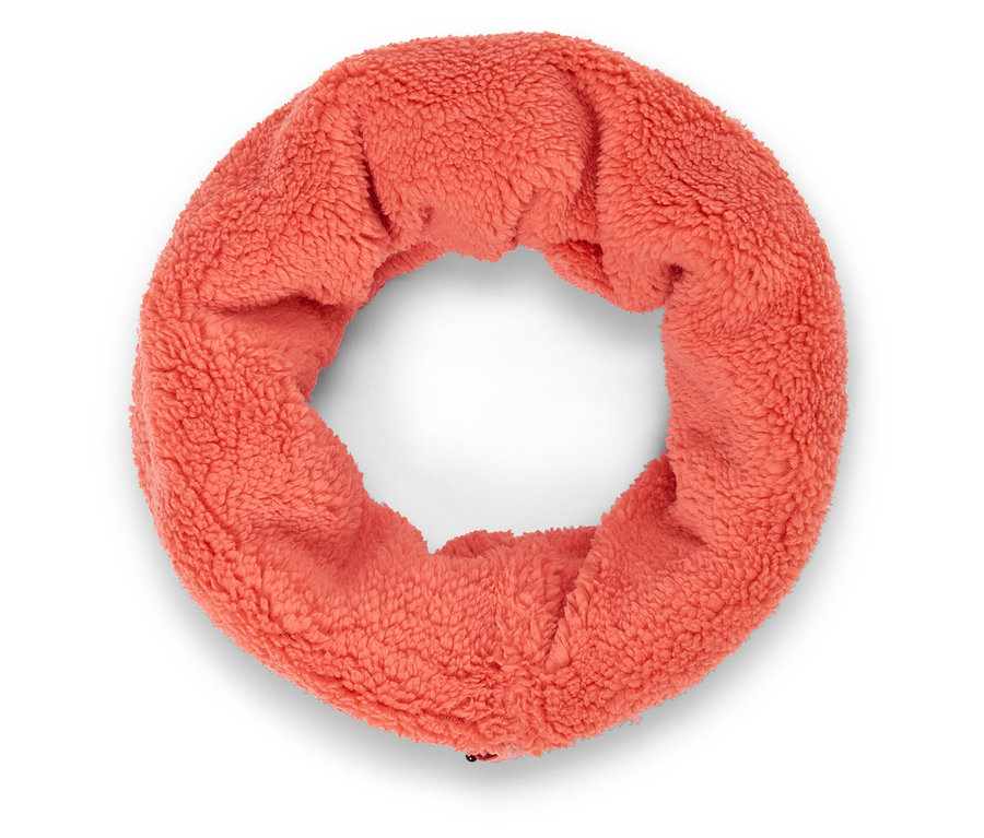 Korallszínű műszőrme körsál fehér háttérrel.