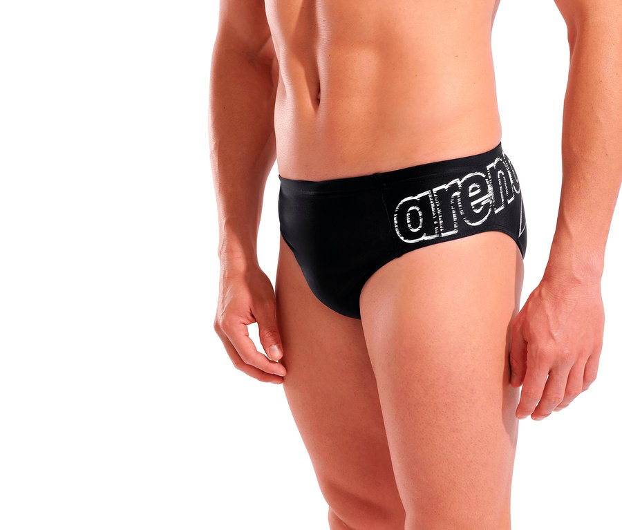 Férfi pózol fekete arena márkájú Scratchy úszónadrágban.