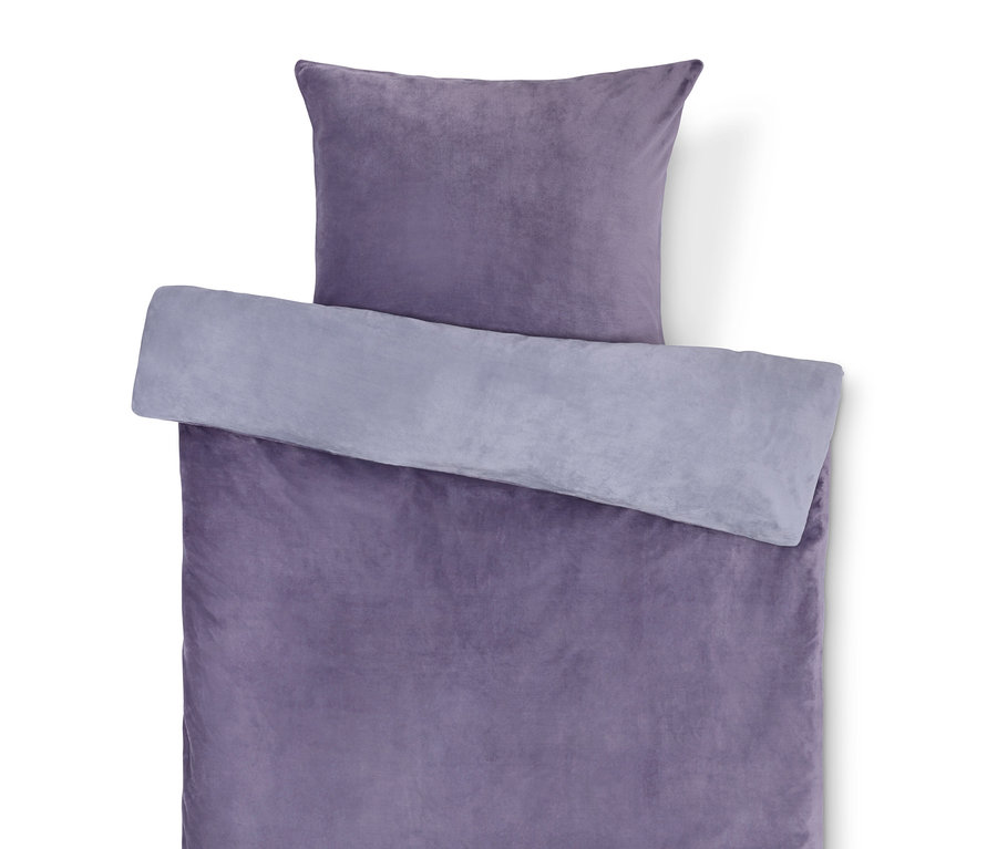 Lila ágynemű és párna szürke szegéllyel.